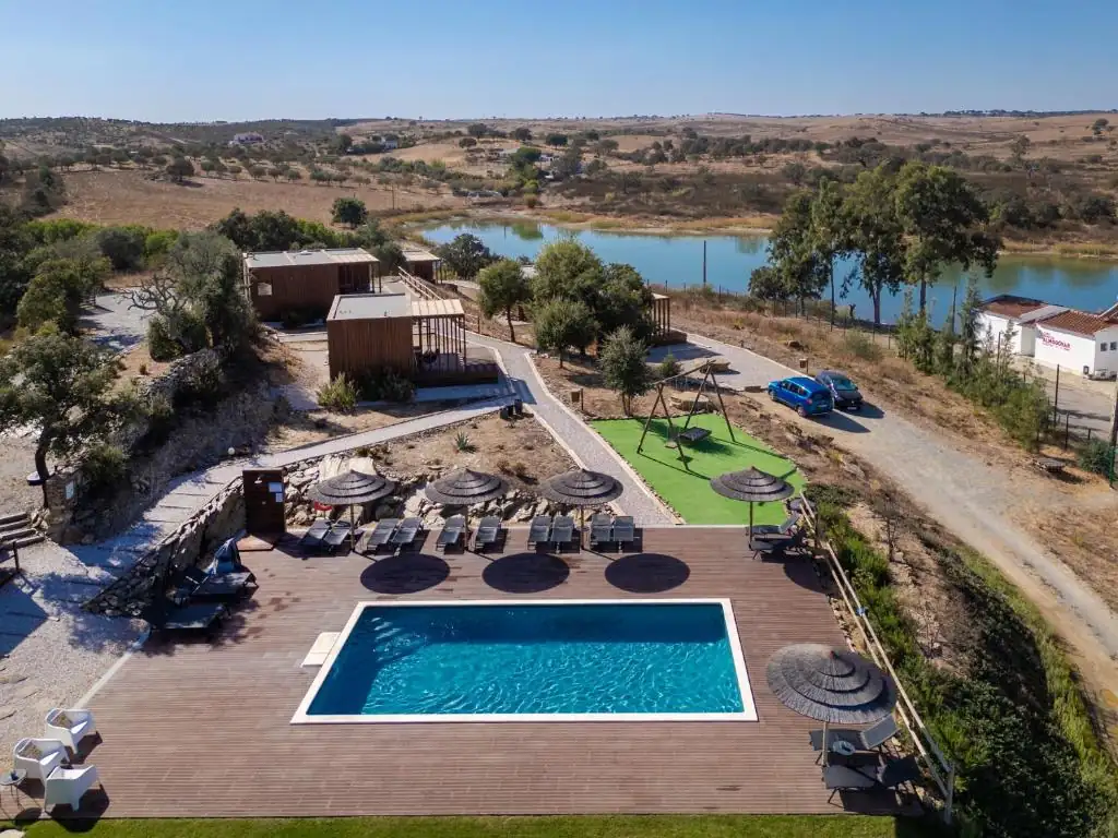 Piscina e albufeira no Monte Clérigo